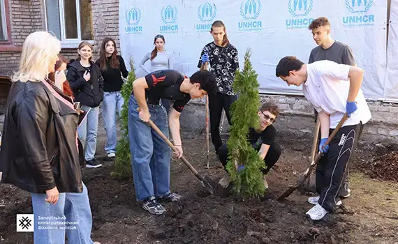 Студенти та викладачі висаджують туї та ялівець у коледжі