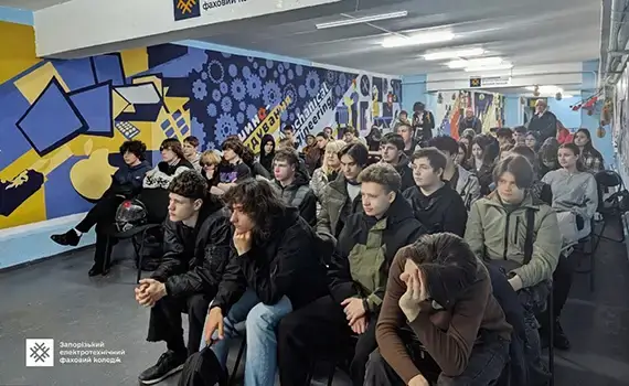 Студенти під час лекції про платіжну безпеку