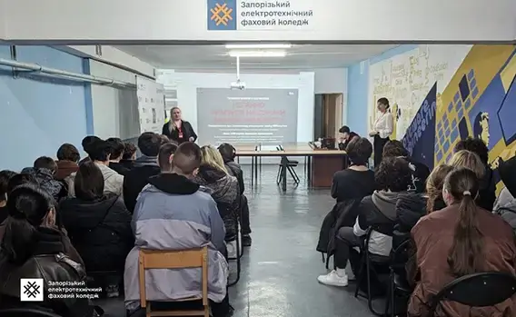 Представниця ПУМБ проводить захід про фінансову грамотність у коледжі