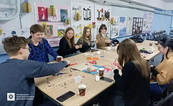 Студенти створюють великодніх кроликів під час майстер-класу