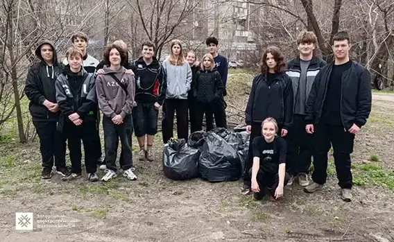 Студенти коледжу під час весняної толоки у Запоріжжі