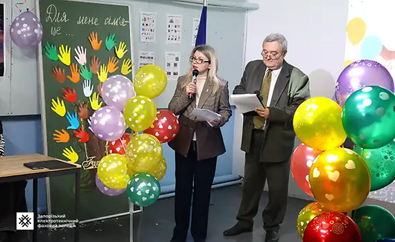 Студенти створюють родинне дерево під час Дня сім’ї