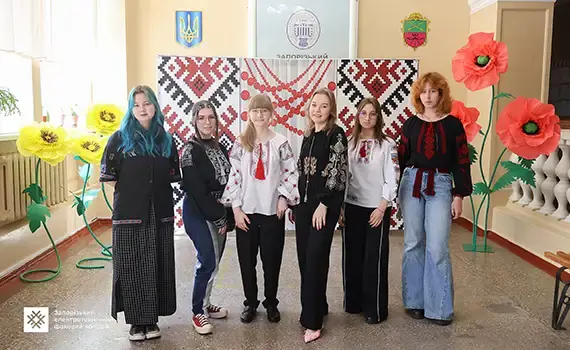 Студенти та викладачі під час фотосесії до Дня вишиванки