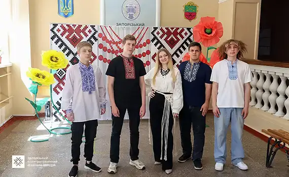 Учасники заходу «Традиція у фокусі» у вишиванках