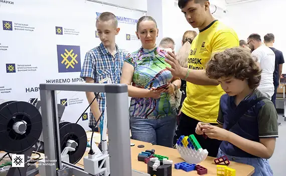 Школярі знайомляться з технологіями на локації коледжу під час #eFEST