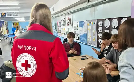 Командні вправи для студентів під час зустрічі з Червоним Хрестом