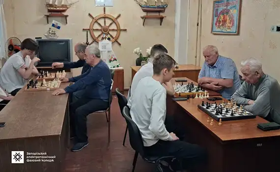 Студенти коледжу та ветерани під час шахового турніру