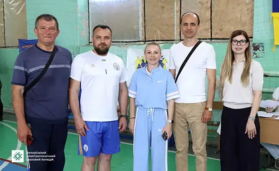 Волейбольна бронза освітян для команди Запорізького електротехнічного фахового коледжу