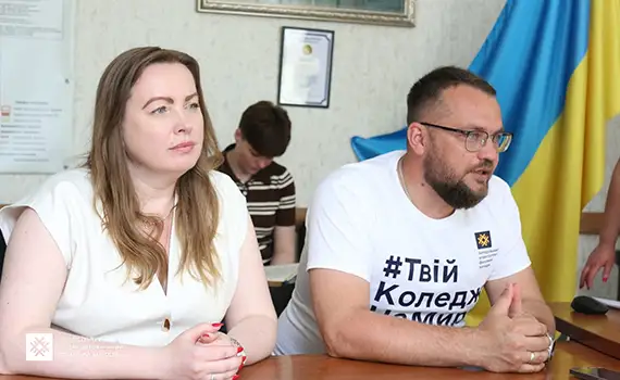 Руслан Кошелюк під час обговорення вступу на електричну інженерію