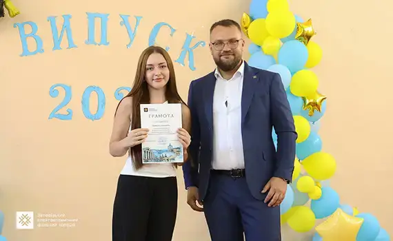 Випускники Запорізького електротехнічного коледжу під час святкової церемонії