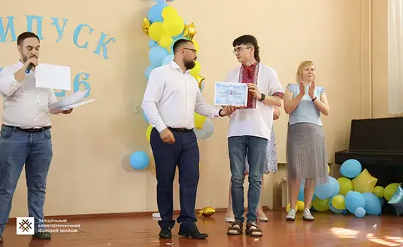 Вручення дипломів з відзнакою випускникам коледжу