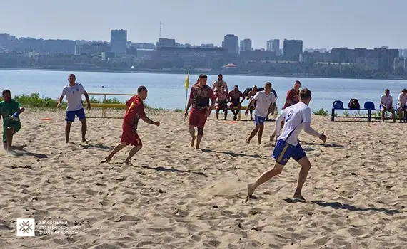 Команда коледжу на турнірі з пляжного футболу в Дніпрі