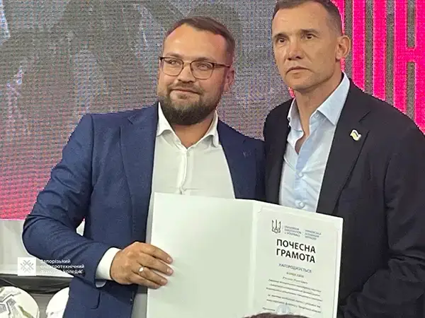 Андрій Шевченко вручає Почесну грамоту УАФ директору коледжу Руслану Кошелюку