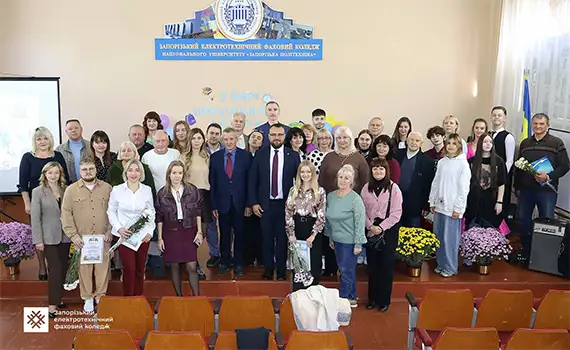 Учасники святкового концерту до Дня працівників освіти у ЗЕФК