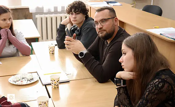 Директор Руслан Кошелюк спілкується з новообраною студентською радою ЗЕФК