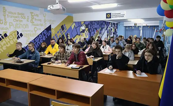 Студенти та викладачі ЗЕФК пишуть Радіодиктант національної єдності 2026