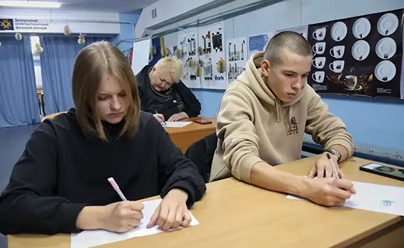 Учасники Радіодиктанту національної єдності у Запорізькому електротехнічному фаховому коледжі